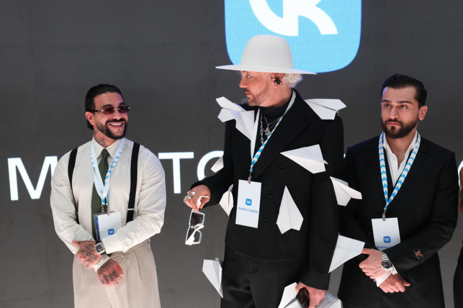 Филипп Киркоров показал последствия ожога после инцидента с пиротехникой на концерте